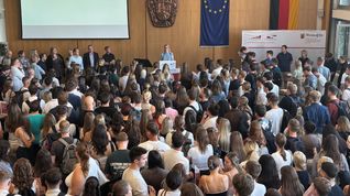 Direktorin Alice Schmidt begrüßt die neuen Studierenden und Lehrgangsteilnehmenden zum Beginn ihres theoretischen Ausbildungs- und Studienstarts an der Hochschule für öffentliche Verwaltung und Zentralen Verwaltungsschule Rheinland-Pfalz in Mayen.