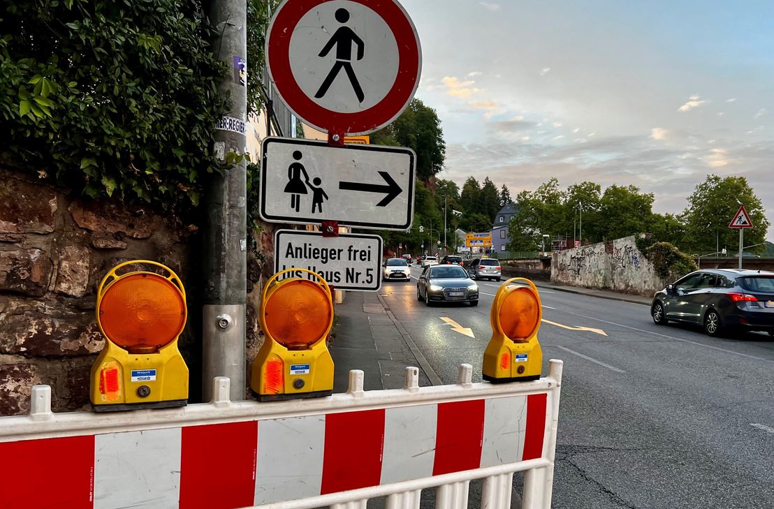 Der Fußweg an der Bitburger Straße ist bis Ende September gesperrt, auch die Bushaltestelle ist betroffen.