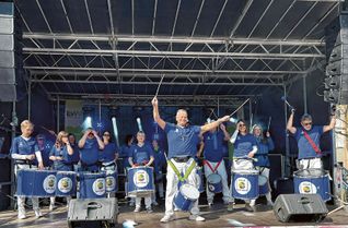 Die Trommler von »Viva la Samba« läuten das Sommer-Rock-Festival auf dem Roetgener Wervicq-Platz ein.