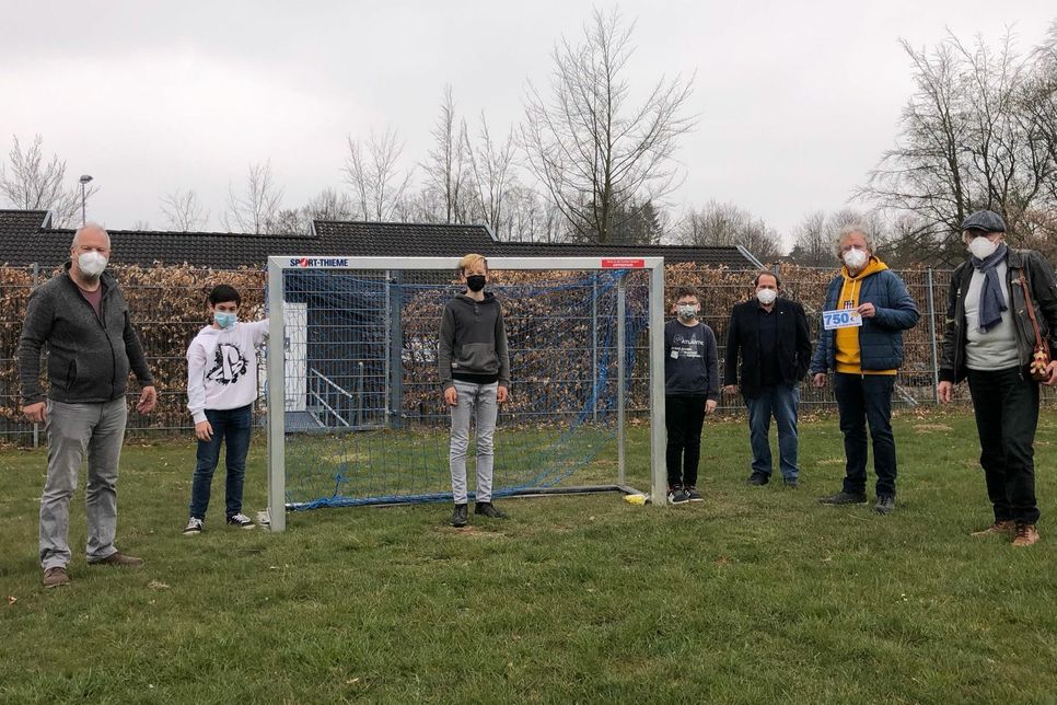 Peter Borsdorff (r.) hat mit seiner Aktion »Running for Kids« die Förderschule Nordeifel unterstützt und ein neues Fußballtor finanziert. Foto: T. Förster