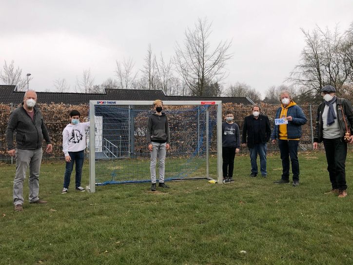 Peter Borsdorff (r.) hat mit seiner Aktion »Running for Kids« die Förderschule Nordeifel unterstützt und ein neues Fußballtor finanziert. Foto: T. Förster