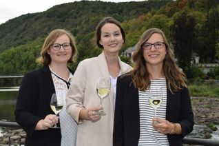 Um das Amt der Naheweinkönigin 2019/20120 bewerben sich (v. l.) Laura Tullius, Nina Schönbein und Rebecca Schramm. Foto: Kai Brückner