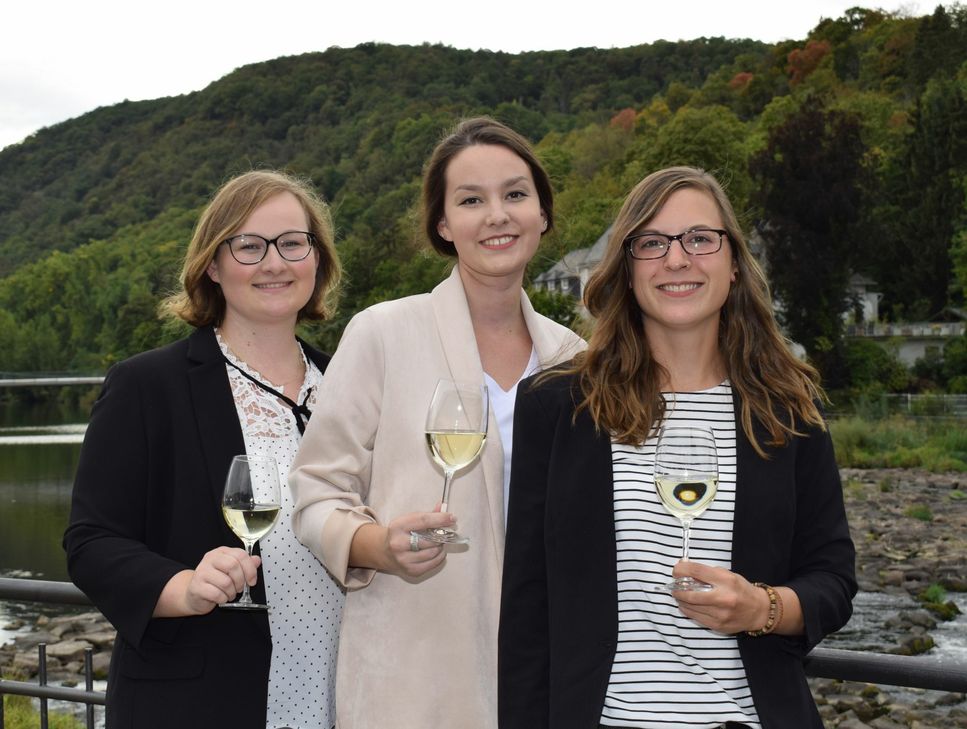 Um das Amt der Naheweinkönigin 2019/20120 bewerben sich (v. l.) Laura Tullius, Nina Schönbein und Rebecca Schramm. Foto: Kai Brückner
