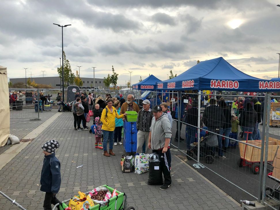 Am Freitagmorgen mussten die Kastanien- und Eichelsammler bei Haribo noch nicht lange warten. Foto: Mager