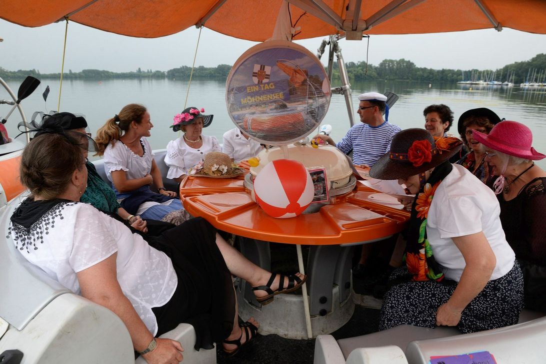 Viel Spaß hatten die Möhnen und Bürgermeister Ulf Hürtgen bei ihrer Runde auf dem Wassersportsee.  Foto: Grebe
