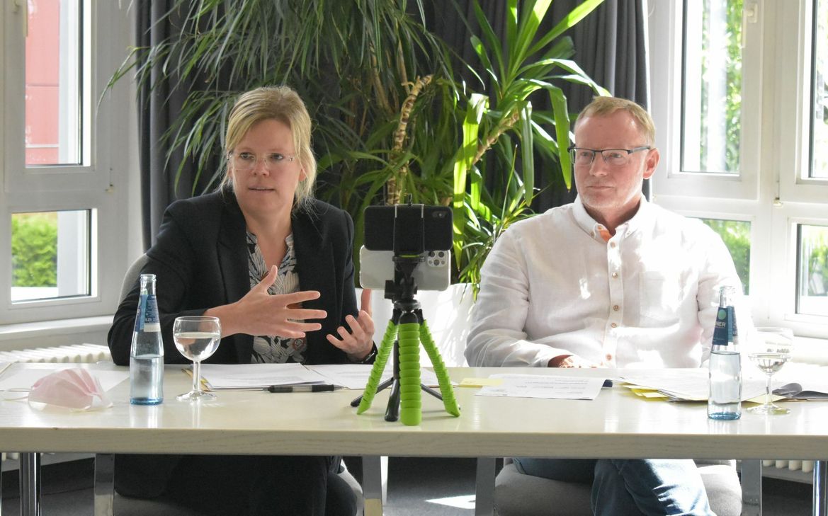 Über zwei Handykameras wurde die Pressekonferenz mit Julia Gieseking und Klaus Benz erstmals auf Facebook und Instagram übertragen. Foto: Mager