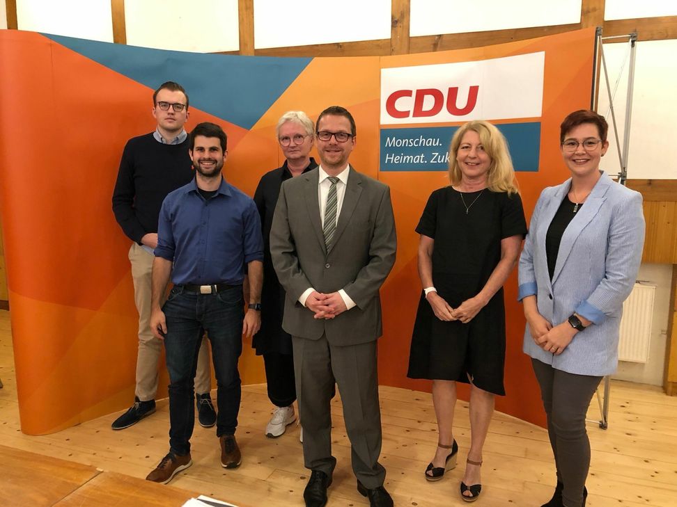 Der alte und neue Vorsitzende der Monschauer CDU, Micha Kreitz (4.v.l.) mit seinem neuen, jungen und weiblichen Team (v.l.): Kevin Stollenwerk, Lukas Krüger, Monika Zimmermann, Ulrike Krings und Claudia Koll. Foto: T. Förster