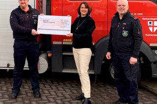 Anja Schäfges vom Pannen- und Abschlepp-Service Schäfges hat Oliver Neukirch (links) und Gerhard Knauf  von der Freiwilligen Feuerwehr Düngenheim einen Spendenscheck in Höhe von 1.000 Euro überreicht.