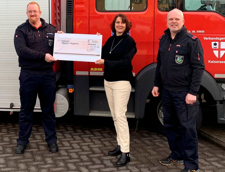 Anja Schäfges vom Pannen- und Abschlepp-Service Schäfges hat Oliver Neukirch (links) und Gerhard Knauf  von der Freiwilligen Feuerwehr Düngenheim einen Spendenscheck in Höhe von 1.000 Euro überreicht.
