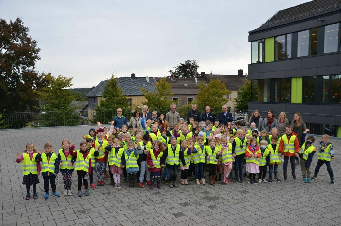 Die fast 90 Verkehrsanfänger der Roetgener Grundschule wurden stellvertretend für alle Erstklässler in der Nordeifel mit leuchtenden Sicherheitswesten der Verkehrswacht Monschau ausgestattet. Foto: T. Förster