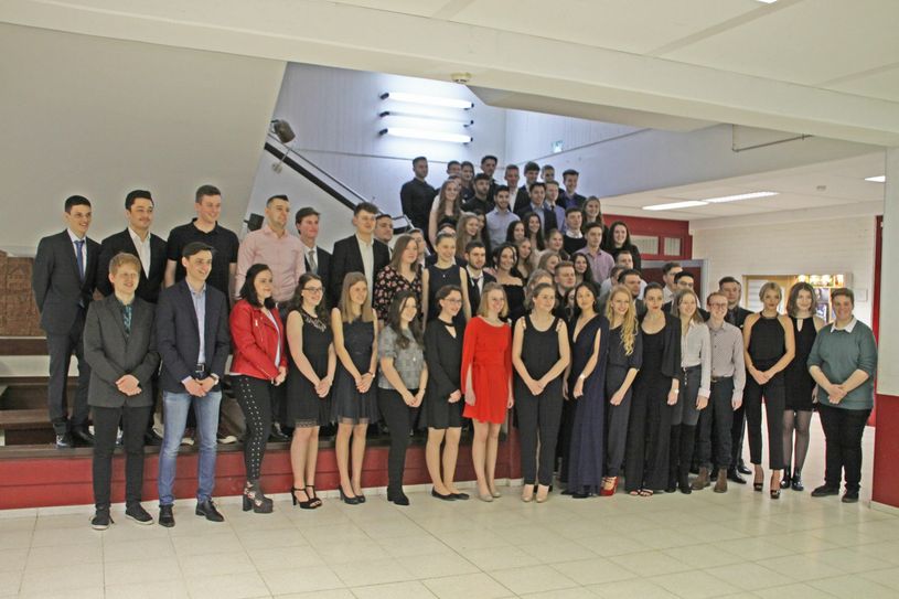 Die 70 Abiturienten des Rhein-Gymnasiums Sinzig nahmen mit dem Motto »Last 90‘s Babies – Nach uns kommen nur noch Nullen« ihre Geburtsjahrgänge aufs Korn. Foto: privat