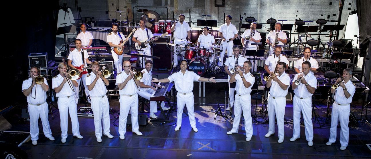 Die BigBand der Bundeswehr gibt gleich zwei Konzerte im Kulturkino auf Vogelsang. Zum dritten Mal wird mit Benefizkonzerten der »besten Außenminister der Republik« das vielfältige Engagement der Hilfsgruppe Eifel unterstützt.