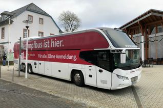 Der Impfbus am vergangenen Mittwoch vor dem Forum Daun. Die Impfungen fanden in den Räumen des Forums statt. Foto: Mager