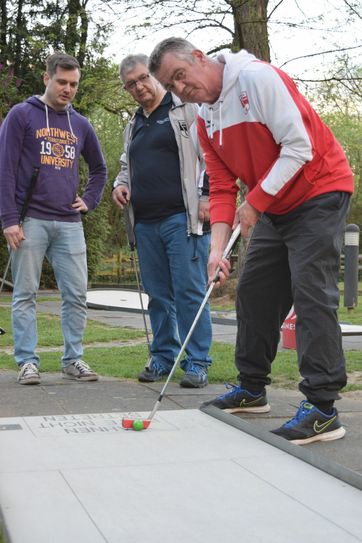 Hohe Konzentration vor dem Schlag. Manfred Stock (r.) visiert die Bahn an. Andreas Heuser (l.) und Eduard Rankel (M.) achten auf seine Technik. Foto: Mager