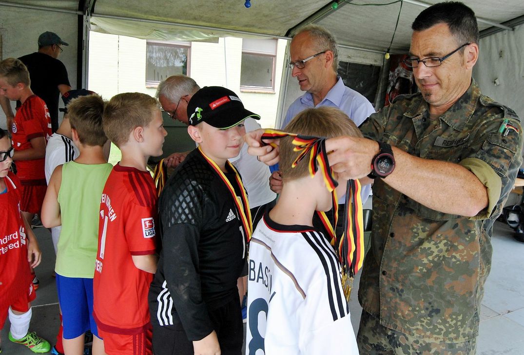 Jeder Nachwuchskicker erhielt zum Abschluss eine Medaille von Oberstleutnant Christian Reichert und Bürgermeister Dr. Hans-Peter Schick.