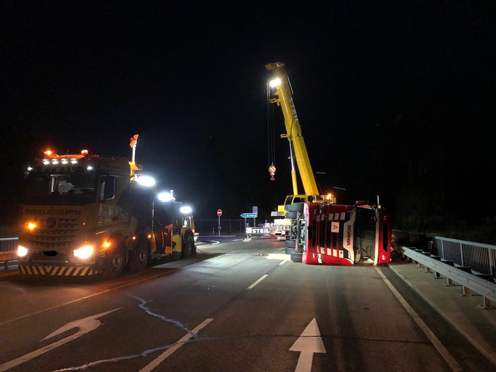 Der Lkw musste mit einem Kran entladen und aufgerichtet werden. Foto: Polizei
