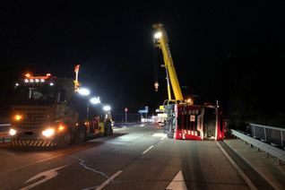 Der Lkw musste mit einem Kran entladen und aufgerichtet werden. Foto: Polizei