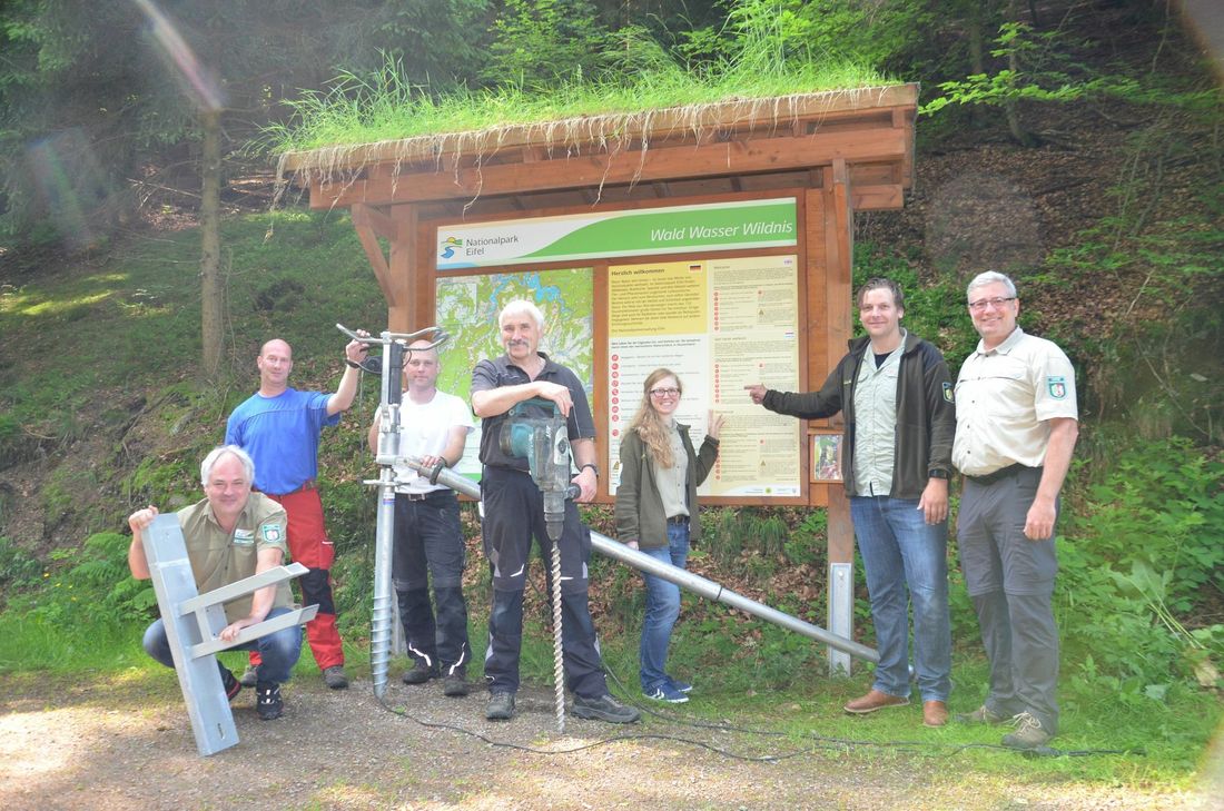 Holzbauwerkstatt und Verwaltung des Nationalparks Eifel stellen die neuen Infotafeln vor, die den Besuchern verbesserte Informationen liefern und als Wegweiser durch die »Wildnis der Eifel« dienen. Die neuen Info-Tafeln wurden nun am Beispiel des Standortes oberhalb des Sauerbachs nahe Erkensruhr präsentiert.