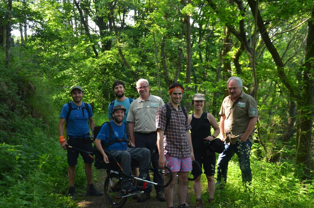 Im Spezialrollstuhl ist es für Alvaro Silberstein kein Problem, den Wildnis Trail im Nationalpark Eifel zu erleben. Fotos: T. Förster