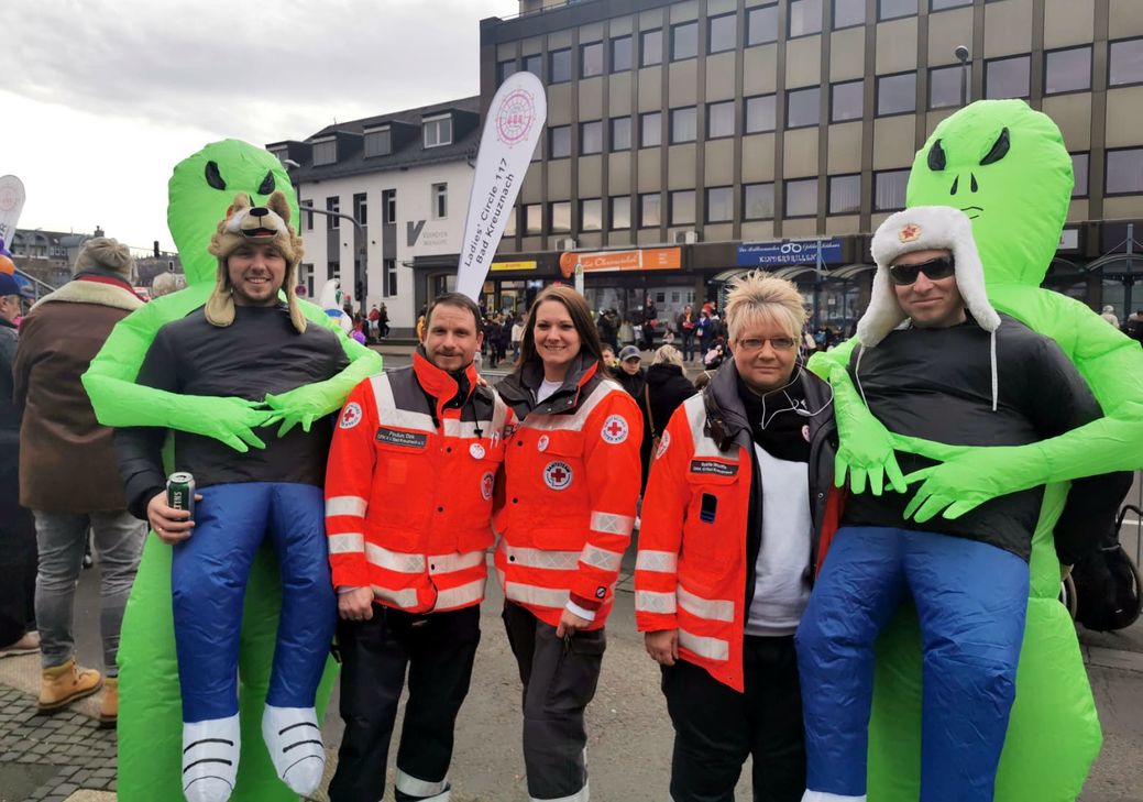 Mehrere mobile Einsatzteams der Sanitätsdienste waren während der Kreuznacher narrefahrt ständig im Veranstaltungsbereich unterwegs, um im Notfall schnell vor Ort zu sein.  Foto: Philipp Köhler | DRK