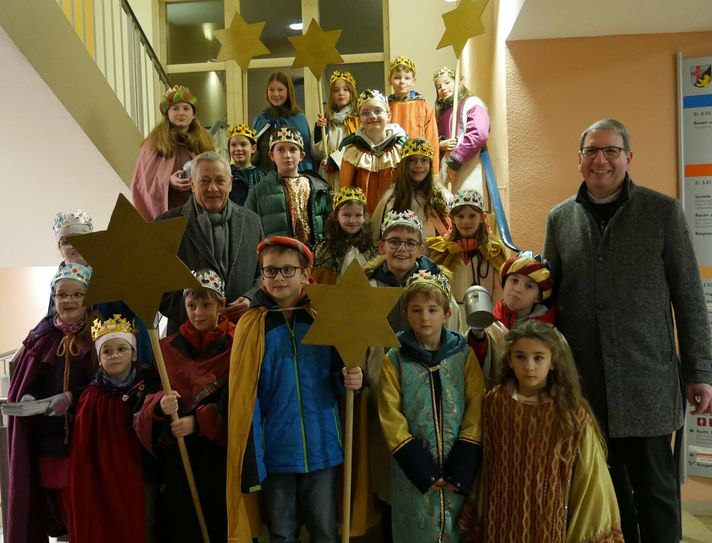 Die Cochemer Sternsinger haben auch die Kreisverwaltung besucht.
