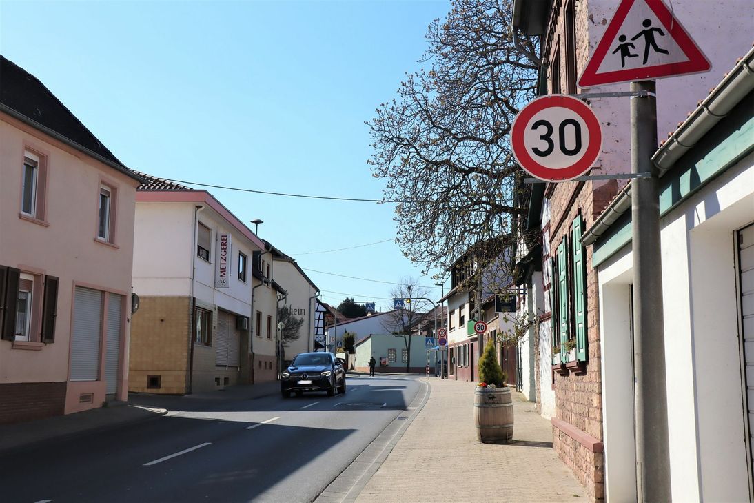 In der Rheinhessenstraße in Bosenheim gilt bisher nur in kurzen Abschnitten Tempo 30. Das soll sich jetzt ändern.