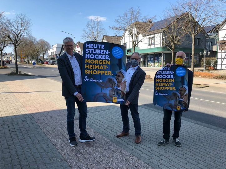 Michael Haas (Vorsitzender des Gewerbevereins Simmerath), Bürgermeister Karl-Heinz Hermanns und Günter Kaulen (Leiter der Abteilung für Wirtschaftsförderung und Strukturentwicklung) wollen aus den Stubenhockern in der Eifel wegen der Corona-Pandemie schon bald Heimatshopper machen, um den lokalen Handel mit seiner Vielfalt zu stärken. Foto: T. Förster