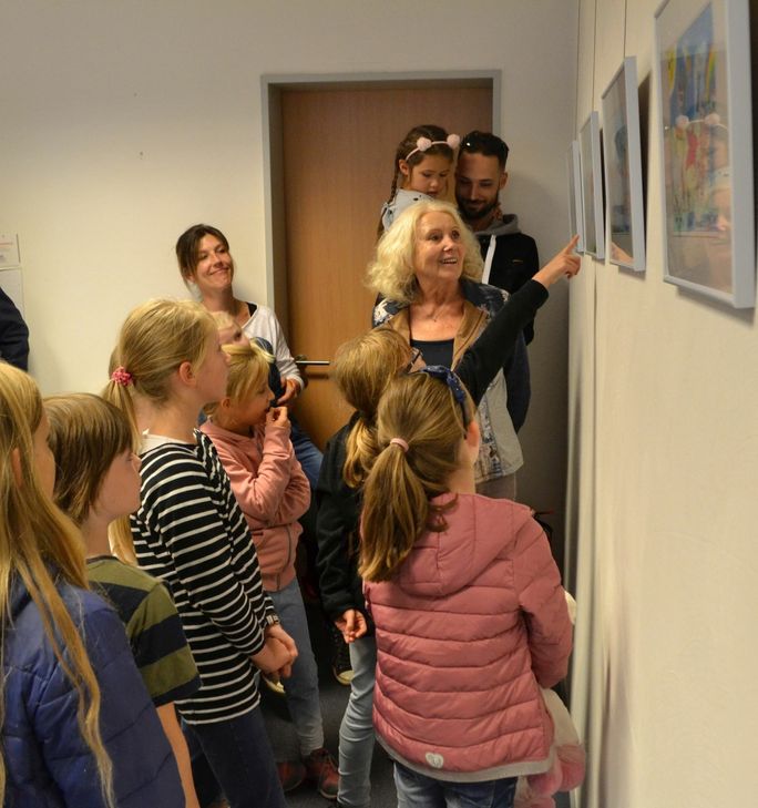 Eva-Maria Kreuter und die Kinder stellten ihre Bilder vor.
