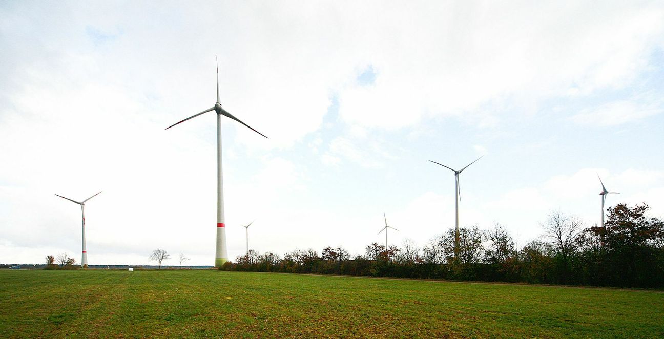 Von mindestens zwei Anlagen im Bürgerwindpark Schleiden gehen Brummgeräusche aus. epa-Foto