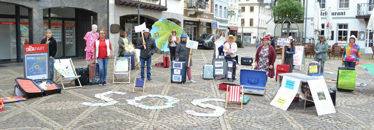 Rund ein Dutzend Inhaber und Inhaberinnen von Reisebüros machten auf dem Ahrweiler Marktplatz deutlich, dass viele der Branche in ihrer Existenz bedroht sind. Foto: Mager