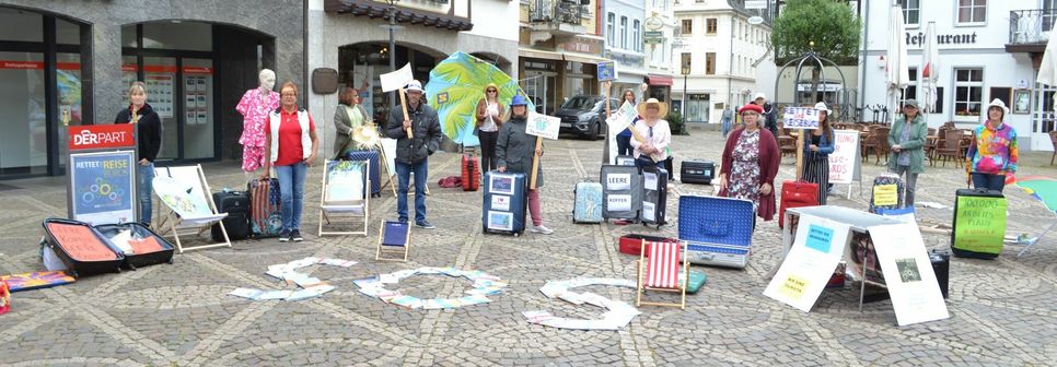 Rund ein Dutzend Inhaber und Inhaberinnen von Reisebüros machten auf dem Ahrweiler Marktplatz deutlich, dass viele der Branche in ihrer Existenz bedroht sind. Foto: Mager