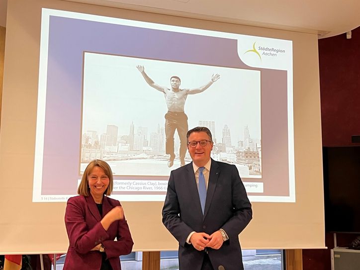 Dr. Nina Mika-Helfmeier und Dr. Tim Grüttemeier stellen das Programm im Fotografie-Forum vor.