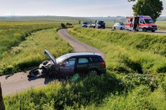 Bei einem Unfall auf der Landstraße 236 zwischen dem Kreisel Roxheim und Windesheim wurden zwei Autofahrer verletzt. Fotos: Feuerwehr Rüdesheim - Nahe