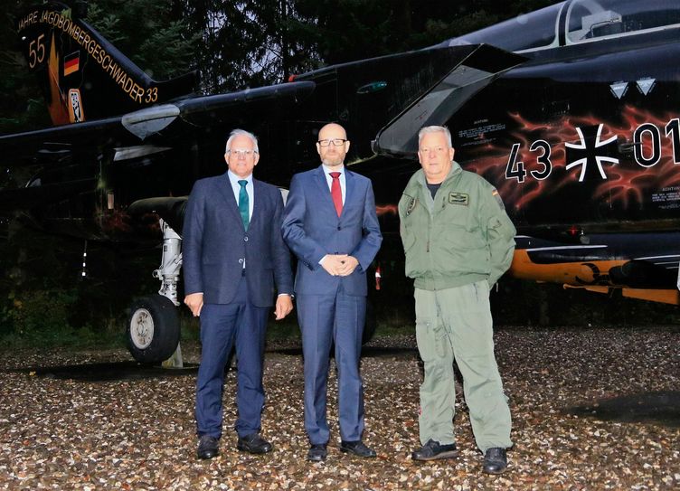 Von links: Peter Bleser, Staatsekretär Dr. Peter Tauber und Oberstleutnant Thomas Schneider.