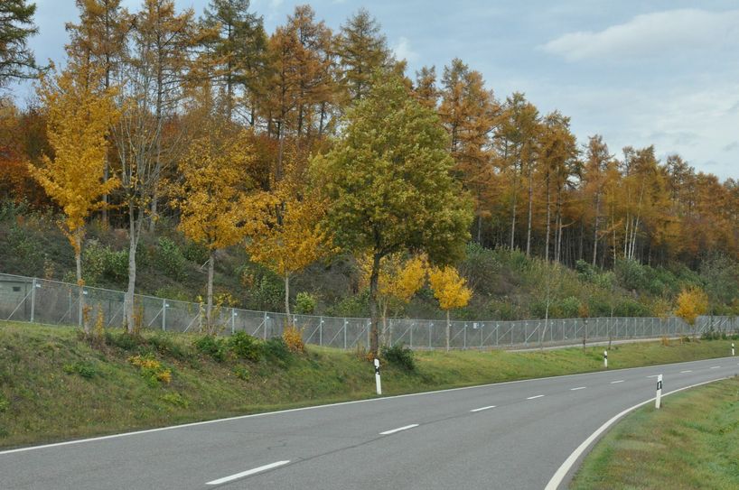 Zurzeit wird der Schutzzaun rund um den Fliegerhorst erneuert.