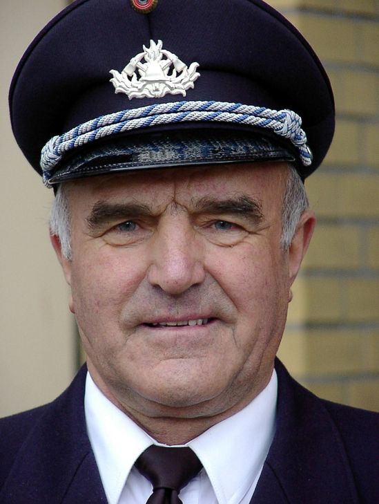 Im Jahr 2001, zwei Jahre nach Ende seiner Amtszeit, wurde Helmut Weiler zum Ehrenbrandmeister der Kaller Feuerwehr ernannt. Archivfoto: Reiner Züll/pp/Agentur ProfiPress