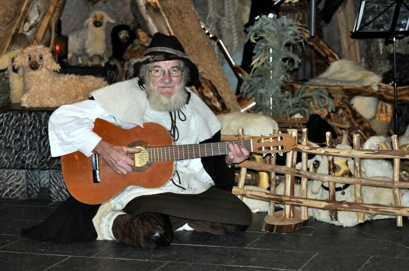 Die Landschaftskrippe des »Singenden Hirten«, Reiner Jakobs, ist immer einen Besuch wert. Das Wunderschön-Team war in Höfen zu Gast: Am Sonntag ist es im WDR-Fernsehen zu sehen. Foto: T. Förster