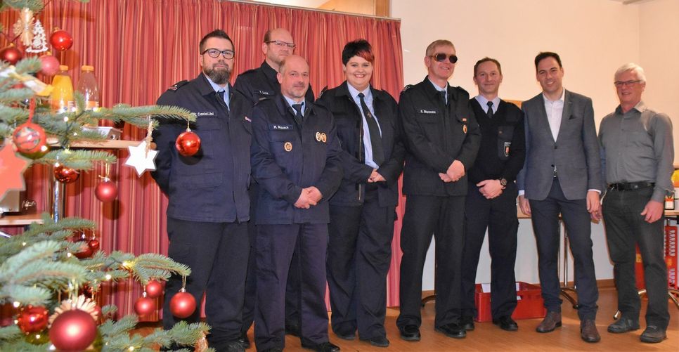 Die neue Wehrführerin Jennifer Picko (4.v.l.) und ihr Stellvertreter Marco Castellini (ganz links). Foto: FF