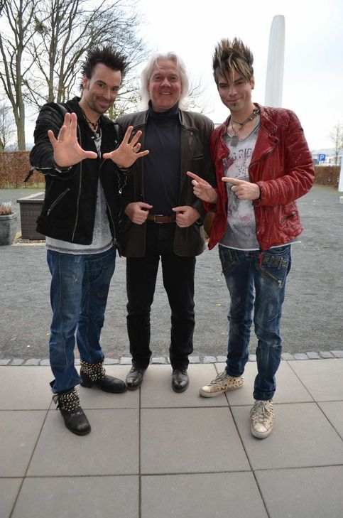 Chris und Andreas Reinelt mit Redaktionsleiter Arnt Finkenberg. Foto: Pees