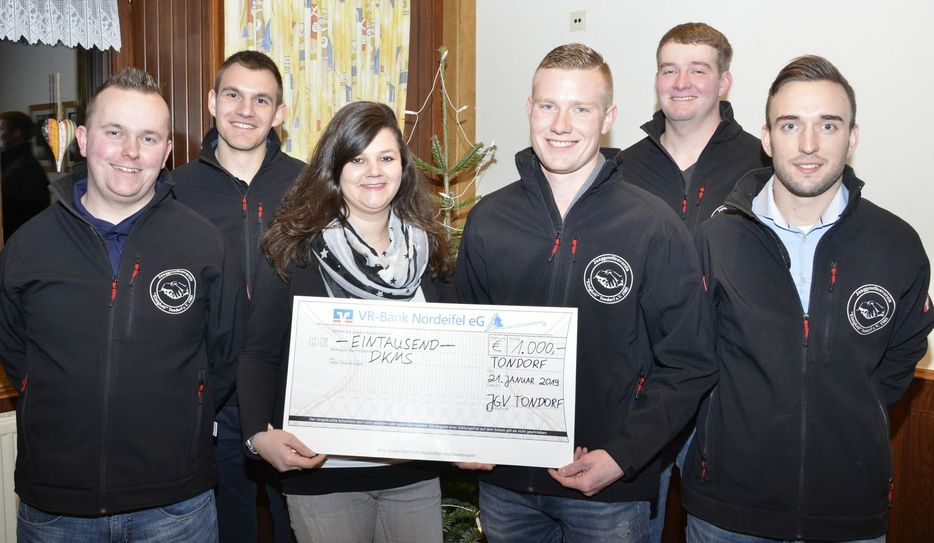 Der Junggesellenverein »Einigkeit« Tondorf sammelte beim Christmas-Rock ordentlich Spenden für die Deutsche Knochenmarkspenderkartei. mn-Foto