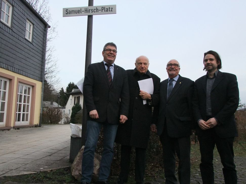 Einweihung des Samuel Hirsch Platzes: (von links) Ortsbürgermeister Burkhard Graul, Emil Gustav Hirsch, Elmar Ittenbach und Verbandsgemeindebürgermeister Marc Hüllenkremer.  Foto: Fischer