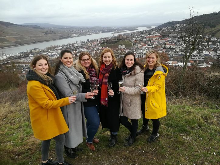 Den Ausblick bei einem Glas Nahe-Sekt genossen die Deutschen Weinmajestäten Carolin Klöckner, Inga Storck und Klara Zehnder zusammen mit den NaheWeinMajestäten Tina Haas, Angelina Vogt und Annika Hohmann (von rechts nach links).