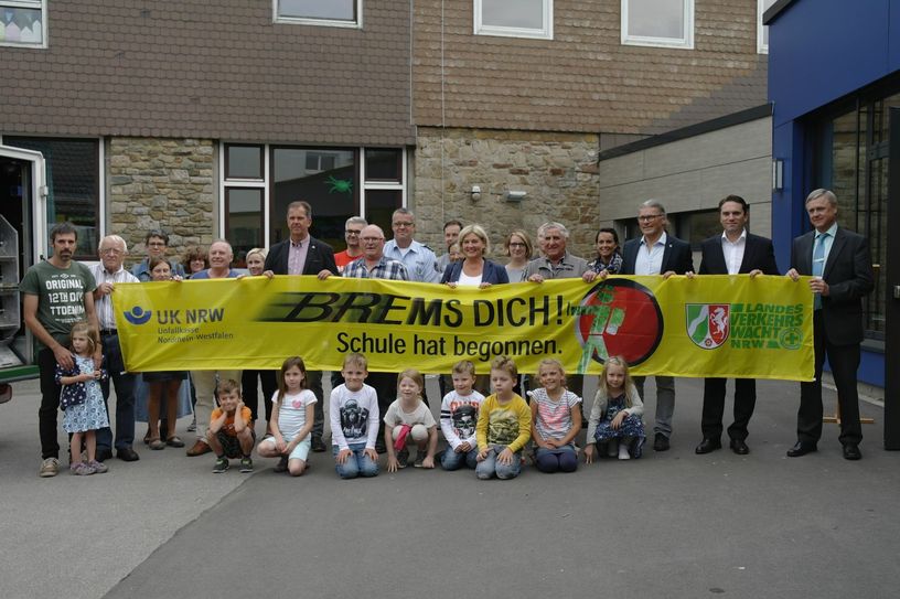 Otto Stollenwerk (5.v.r.) ist das ganze Jahr über im Einsatz, um gerade Kindern die Teilnahme am Straßenverkehr einfacher und sicherer zu machen. Hier startet er die »Brems Dich«-Aktion zum Schuljahresbeginn an der Simmerather Grundschule.