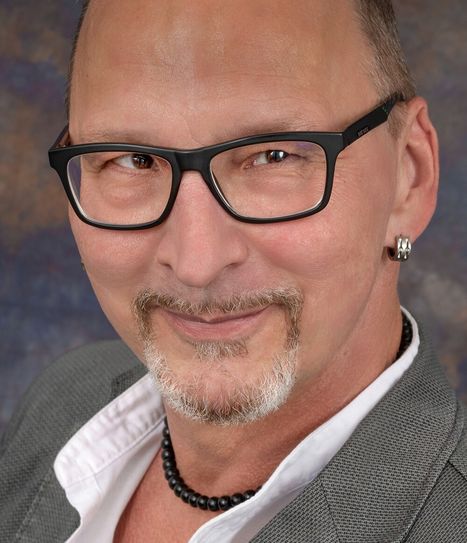 Auf der Jobmesse steht Dieter Greven für eine Beratung bereit. Foto: Dieter Greven-Businessfotos