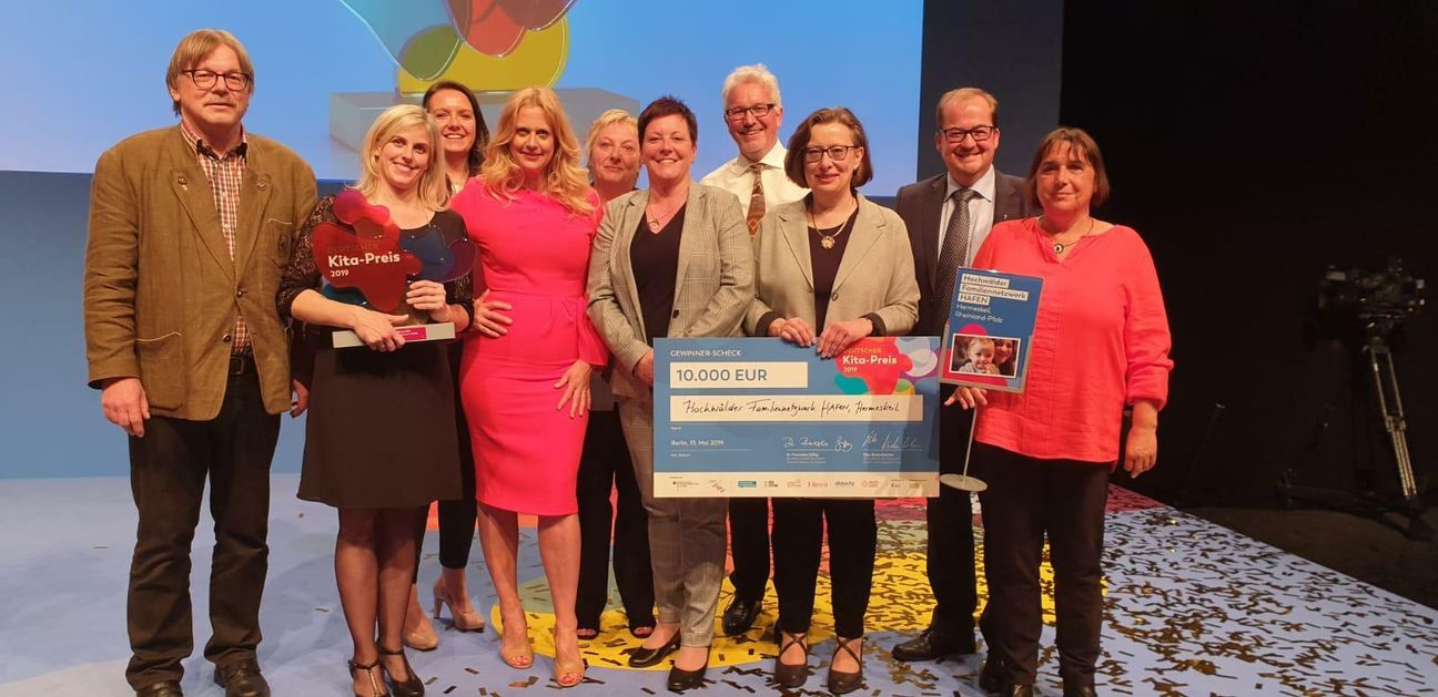 Stellvertretend für das Hafen-Team nahmen  Diakon Andreas Webel, Koordinatorin Karen Alt (1. und 2.von links),  Dechant Clemens Grünebach und Katja Ludes (1. und 2. von rechts) den Preis in Berlin entgegen. Foto: privat