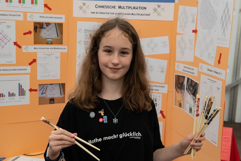 Beim Landesentscheid in Ingelheim stellte Maya Merkelbach ihre Arbeit zur chinesischen Multiplikation vor. Foto: Dr. Sabine Servaty