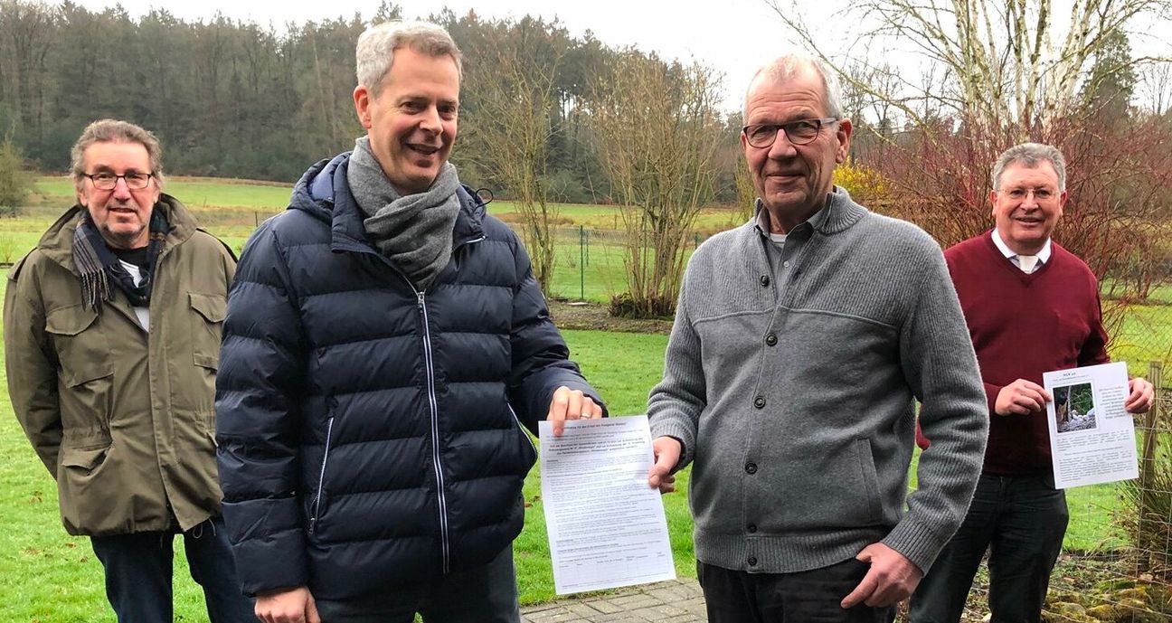 Bernd Hoepfner (vorne l.) und Rainer Ständer (vorne r.) von der Bürgerinitiative werden unterstützt von Dr. Schmeink (hinten l.) und Michael Lorig (hinten r.) vom Verein »Natur- und Landschaftsschutz Nordeifel e.V.«