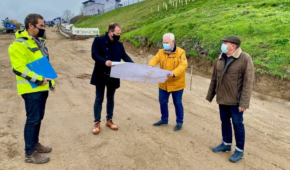 Von links: Uwe Steuper, VG-Verwaltung Mendig, Jörg Lempertz, Bürgermeister VG Mendig, Jürgen Jakob, Ingenieurbüro Siekmann & Partner, und Rainer Hilger, Ortsbürgermeister Thür bei der Besichtigung der Ausbauarbeiten in der Ortslage Thür.