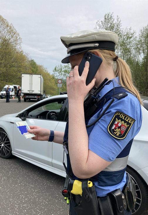 Kontrolle durch eine Polizeibeamtin.