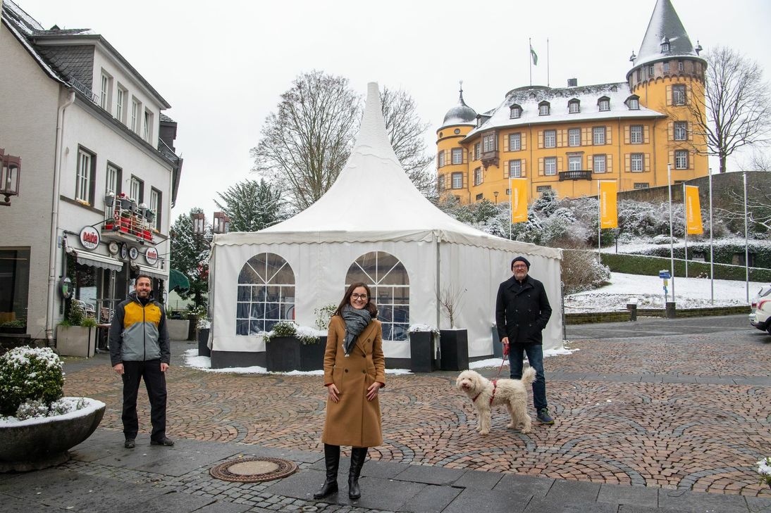 Das beliebte Dajöh in Mayen am Fuße der Genovevaburg gehört zu den Leidtragenden der Corona-Krise. Direktkandidaten (v.l.): Christian Greiner, Marianne Altgeld und Dr. Rainer Schneichel unterstreichen die Notwendigkeit jenes Förderprogrammes. Foto: Peter Seydel